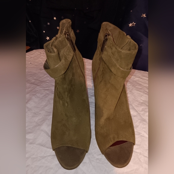 OLIVE GREEN SUEDE BOOTS - Picture 2 of 7